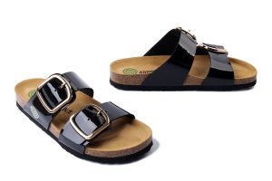 DR. BRINKMANN 700717-01 schwarz, klapki damskie. Czarne klapki Dr. Brinkmann, bez wzorów, bez obcasa. Za 247,92 zł.
