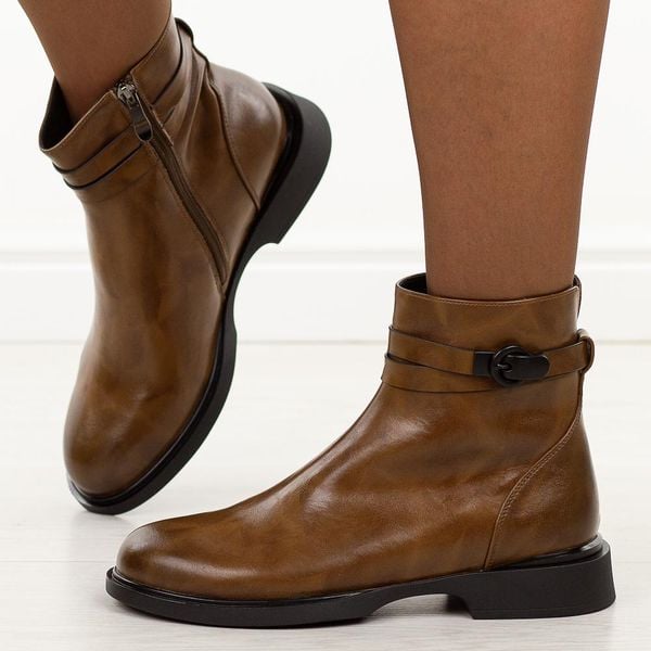 Brązowe skórzane botki damskie Filippo Dbt7357/25. Brązowe botki Filippo, na jesień, bez wzorów, z jeansu, z okrągłym noskiem, bez obcasa, na płaskiej podeszwie, bez zapięcia. Za 399,00 zł.