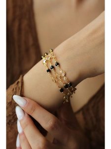 Pierres delicates Pozłacana bransoletka z kryształami rozmiar: onesize. Czarne bransoletki Pierres delicates, z kryształem, pozłacane. Za 39,99 zł.