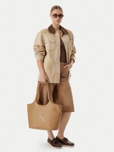 Calvin Klein Torebka Bold Ck LV04F3562G Beżowy. Brązowe shopper bag Calvin Klein, bez wzorów, ze skóry, bez dodatków. Za 529,99 zł.