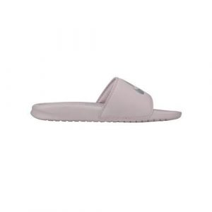 Klapki damskie Nike Benassi Jdi. Czerwone klapki Nike, bez wzorów, z dzianiny, bez obcasa. Za 234,00 zł.