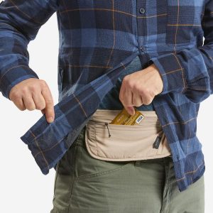 Torba trekkingowa biodrówka TRAVEL RFID. Brązowe torby podróżne i sportowe FORCLAZ, bez wzorów, z materiału. Za 39,99 zł.