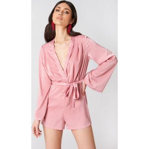 Hannalicious x NA-KD Satynowy kombinezon z dekoltem V - Pink. Kombinezony marki Hannalicious x NA-KD. W wyprzedaży za 48,58 zł.