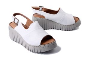 ARTIKER RELAKS 54C0786 biały, sandały damskie. Białe sandały Artiker Relaks, bez wzorów, bez obcasa, na koturnie, bez zapięcia. Za 249,90 zł.