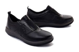 INBLU WG-38 czarny, półbuty damskie. Czarne półbuty Inblu, bez wzorów, z gumy, bez obcasa, bez zapięcia. Za 59,95 zł.