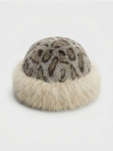Dwuwarstwowy kapelusz bucket hat ze sztucznego futra - wielobarwny. Kapelusze Sinsay, bez wzorów. Za 15,99 zł.