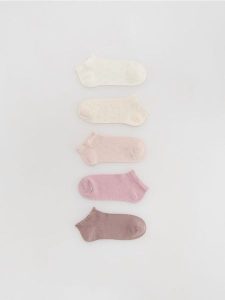 Skarpetki z wiskozą 5 pack - złamana biel. Skarpetki Reserved, bez wzorów, z wiskozy. Za 49,99 zł.