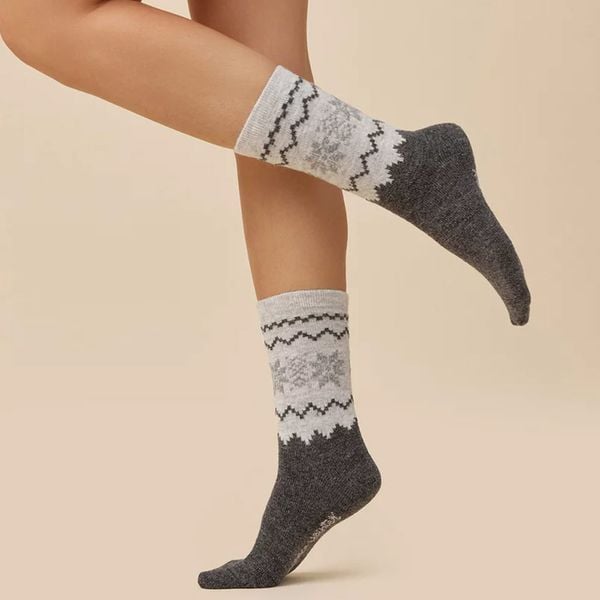 Wełniane skarpetki damskie Gabiella 1212 wzór skandynawski. Szare skarpetki Gabriella, bez wzorów, z bawełny. Za 37,90 zł.