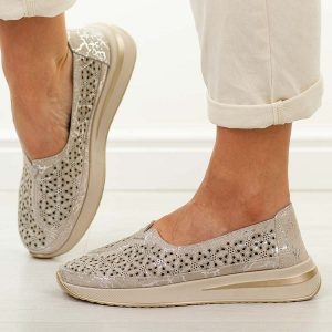 Beżowe skórzane ażurowe półbuty damskie T.Sokolski w26-653. Brązowe półbuty Sokolski, na lato, w ażurowe wzory, z jeansu, z okrągłym noskiem, bez obcasa, bez zapięcia. W wyprzedaży za 197,10 zł.