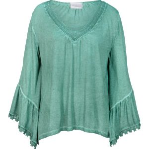 Tunika shirtowa z koronką. Niebieskie tuniki bonprix, bez wzorów, z koronki, bez kołnierzyka, bez ramiączek. Za 122,99 zł.