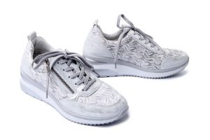 RIEKER REMONTE D2401-91 silver/platinum, półbuty damskie. Szare półbuty Rieker Remonte, bez wzorów, bez obcasa, na koturnie, bez zapięcia. Za 389,90 zł.