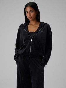 4F Bluza welurowa regular bez kaptura damska - czarna S. Czarne bluzy 4f, s, bez wzorów, z weluru, bez kaptura. Za 169,99 zł.