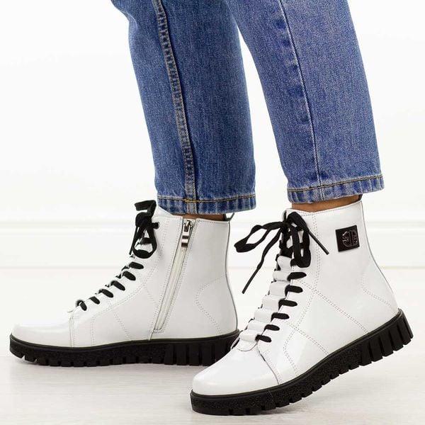 Białe skórzane botki damskie Filippo Dbt7273/25. Białe botki Filippo, na jesień, z aplikacjami, z jeansu, z okrągłym noskiem, bez obcasa, na płaskiej podeszwie, bez zapięcia. Za 299,00 zł.