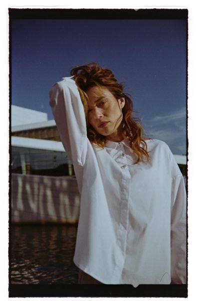 Koszula z ozdobnymi guzikami biała. Białe koszule MOODO, l, bez wzorów, z bawełny, bez kołnierzyka, bez ramiączek. Za 129,99 zł.