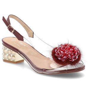 Sandały damskie D&A by S.Barski o eleganckim fasonie z transparentnymi paskami ozdobną aplikacją kwiatową i dekoracyjnym obcasem bordowe, MR62-9100 B. Czerwone kombinezony S.BARSKI, s, z aplikacjami, eleganckie, bez kołnierzyka, bez ramiączek. Za 179,99 zł.