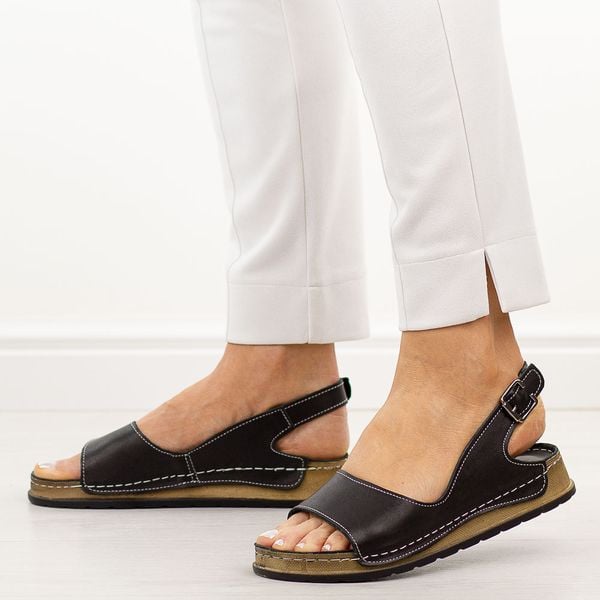 Czarne skórzane sandały damskie T.Sokolski 306. Czarne sandały Sokolski, bez wzorów, ze skóry, bez obcasa, na płaskiej podeszwie, bez zapięcia. Za 259,00 zł.