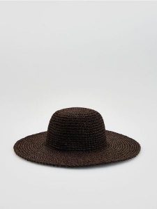 Pleciony kapelusz - ciemnobrązowy. Brązowe kapelusze Reserved, bez wzorów. Za 99,99 zł.