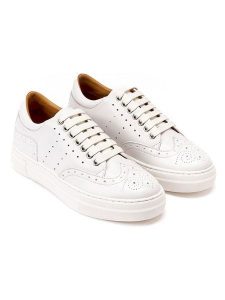 British Passport Skórzane sneakersy w kolorze białym rozmiar: 38. Białe trampki British Passport, bez wzorów, bez zapięcia. Za 310,38 zł.