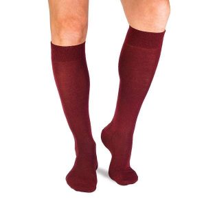 Długie kompresyjne skarpety 3/4 z wełny merino w kolorze wiśniowym. Czerwone skarpetki OEM, bez wzorów, z wełny. Za 95,12 zł.