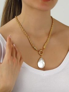 Pierres delicates Pozłacany naszyjnik z zawieszką - dł. 50 cm rozmiar: onesize. Białe naszyjniki Pierres delicates, z perłą, pozłacane. Za 78,84 zł.