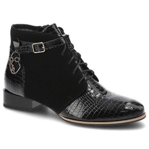 Trzewiki damskie Maciejka, skórzana cholewka z tłoczeniem sznurowanie pasek z klamrą przy kostce, czarne, 5743A-20-00-7. Czarne botki Maciejka, bez wzorów, ze skóry, bez obcasa, bez zapięcia. Za 390,99 zł.