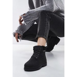 Czarne Traperki With Control. Buty zimowe marki Born2be. Za 89,99 zł.