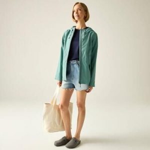 Damska wodoodporna kurtka z kapturem Bayletta. Zielone kurtki Regatta, bez wzorów, z poliesteru, z kapturem. Za 342,00 zł.