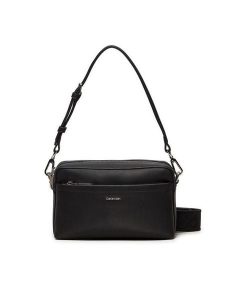 Calvin Klein Torebka C Must Convertible K60K612901 Czarny. Czarne torebki klasyczne Calvin Klein, bez wzorów, ze skóry, bez dodatków. Za 309,99 zł.