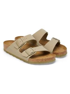 Birkenstock Klapki "Arizona" w kolorze beżowym rozmiar: 36. Brązowe klapki Birkenstock, bez wzorów, z otwartym noskiem, bez obcasa. Za 299,95 zł.