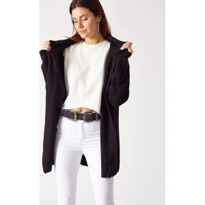 Kardigan w kolorze czarnym. Kardigany marki Robin. W wyprzedaży za 189,95 zł.