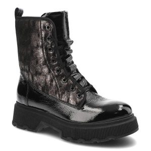 Trapery damskie Clasicco, naturalna skóra lakierowana z dodatkiem materiału filcowa wkładka ocieplane wnętrze, czarne, 2260-01AM-W2. Czarne botki Clasicco, bez wzorów, z lakierowanej skóry, bez obcasa, bez zapięcia. Za 389,00 zł.