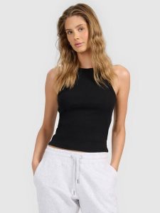 4F Top slim z prążkowanej dzianiny damski - czarny S. Czarne topy 4f, l, bez wzorów, z dzianiny, bez kołnierzyka, bez ramiączek. Za 49,99 zł.