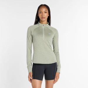 Bluza damska New Balance WT43200GSH – zielona. Zielone bluzy New Balance, s, bez wzorów, z dresówki, bez kaptura. Za 389,99 zł.