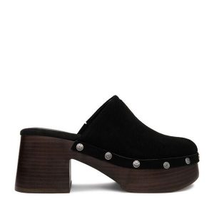 Klapki Guess Jeans. Czarne klapki Guess Jeans, z aplikacjami, z jeansu, bez obcasa. Za 359,99 zł.