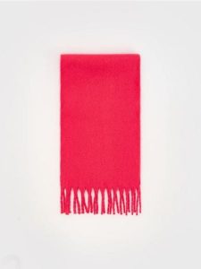 Szalik z frędzlami - fuksja. Czerwone szaliki Reserved, bez wzorów. W wyprzedaży za 32,99 zł.