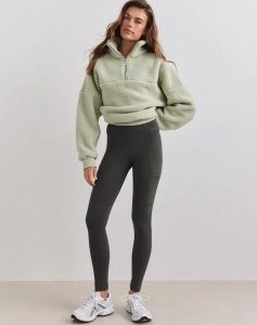 Damskie legginsy ocieplane z kieszeniami ciemnobluszczowe. Zielone legginsy AIM'N, bez wzorów, z elastanu, z podwyższonym stanem, długie. Za 389,00 zł.