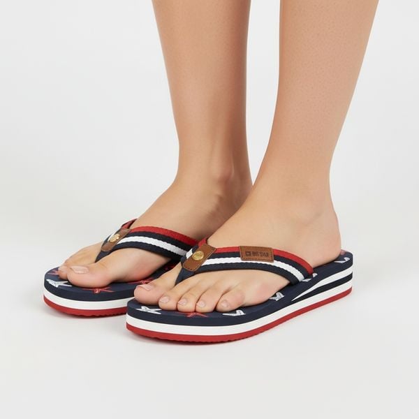 Klapki damskie Big Star, lekka konstrukcja z paskiem z materiału tekstylnego wygodna forma typu japonki elastyczna podeszwa zapewniająca komfort nosz. Niebieskie klapki Big Star, bez wzorów, bez obcasa. Za 81,90 zł.