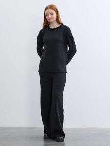 BGN Sweter w kolorze czarnym rozmiar: 36. Czarne swetry oversize BGN, bez wzorów, ze splotem, bez ramiączek. Za 86,99 zł.