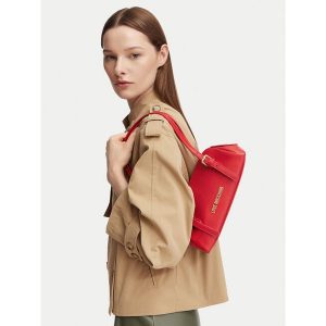 Torebka LOVE MOSCHINO. Czerwone torebki klasyczne LOVE MOSCHINO, bez wzorów, bez dodatków. Za 592,99 zł.