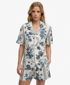 Superdry Koszula damska Beach z krótkim rękawem w kwiaty kremowa. Białe koszule Superdry, z aplikacjami, z bawełny, bez kołnierzyka, bez ramiączek. Za 234,25 zł.