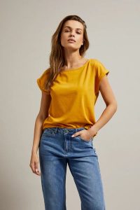 T-shirt z okrągłym dekoltem musztardowy. T-shirty MOODO, s, bez wzorów, z bawełny, bez kołnierzyka, bez ramiączek. W wyprzedaży za 19,99 zł.