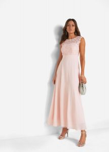 Długa sukienka wieczorowa z koronką. Niebieskie sukienki bonprix, z aplikacjami, z koronki, eleganckie, bez kołnierzyka, bez ramiączek, maxi. Za 279,99 zł.