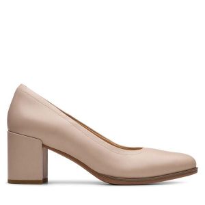 Półbuty Clarks. Brązowe czółenka Clarks, bez wzorów, bez obcasa, na obcasie, bez zapięcia. Za 359,99 zł.