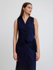 BGN Kamizelka w kolorze granatowym rozmiar: 38. Niebieskie kamizelki BGN, bez wzorów, bez kołnierzyka, bez ramiączek, bez kaptura. Za 122,96 zł.