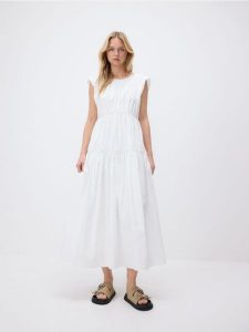 Zamszowe klapki z klamrami - warm olive. Zielone klapki Reserved, bez wzorów, z zamszu, bez obcasa. W wyprzedaży za 89,99 zł.