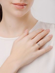 Pandora Srebrny pierścionek z cyrkoniami rozmiar: 58. Różowe pierścionki Pandora, z cyrkonią, srebrne. Za 254,95 zł.