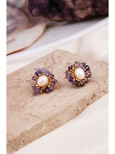 Pierres delicates Kolczyki-wkrętki w kolorze białym z perłami i ametystami rozmiar: onesize. Różowe kolczyki Pierres delicates, z ametystem, z mosiądzu. Za 50,95 zł.