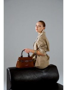 Vince Camuto Torebka "Vittoria Mini" w kolorze jasnobrązowym - 29 x 14 x 18,5 cm rozmiar: onesize. Brązowe torebki klasyczne Vince Camuto, bez wzorów, z materiału, przez ramię, bez dodatków. Za 133,45 zł.