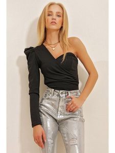 Trend Alaçatı Stili Bluzka w kolorze czarnym rozmiar: L. Czarne bluzki Trend Alaçatı Stili, l, bez wzorów, bez kołnierzyka, bez ramiączek. Za 74,28 zł.