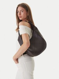 Guess Torebka HWZOAA P6210 Brązowy. Brązowe torebki klasyczne Guess, z aplikacjami, ze skóry, bez dodatków. Za 687,99 zł.